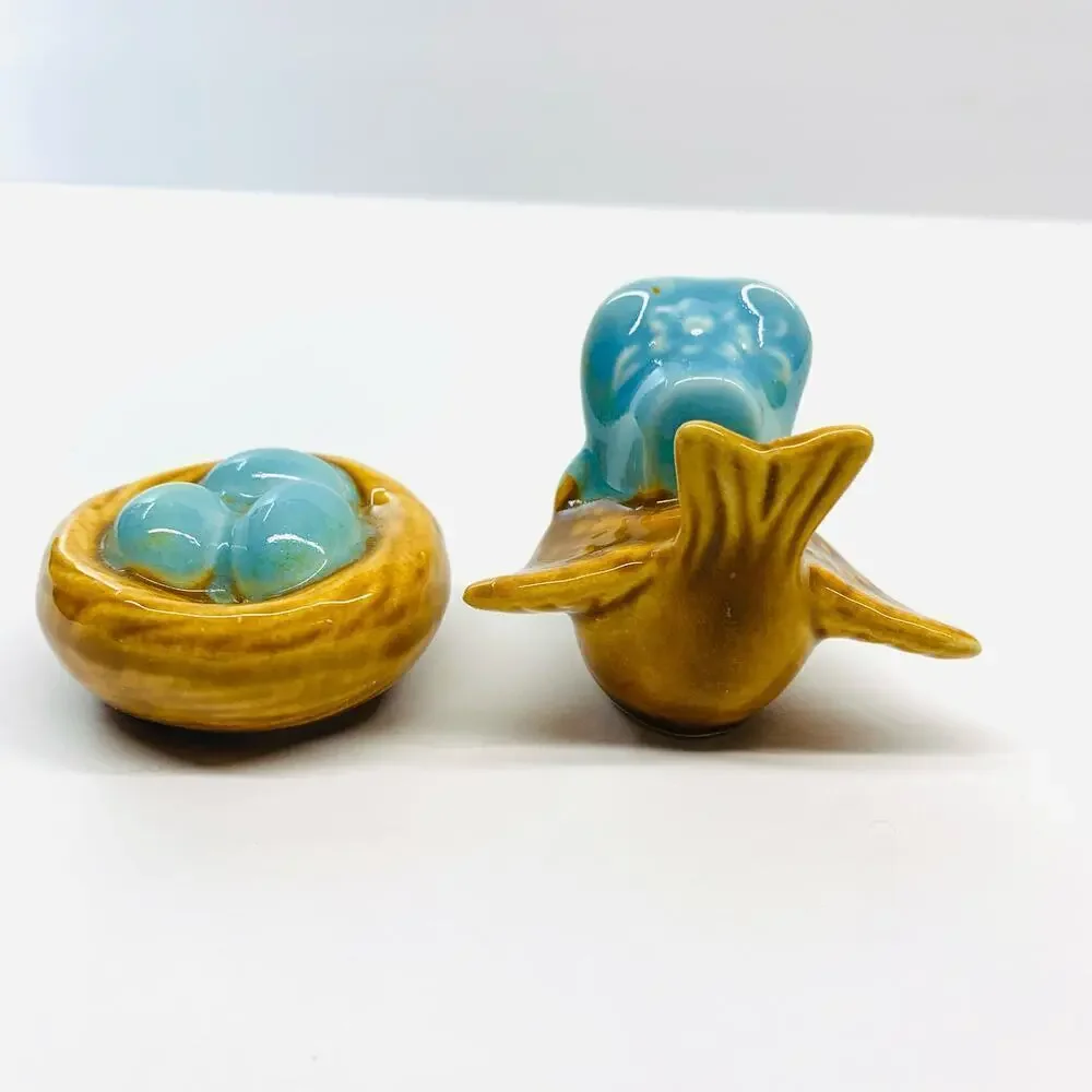 Vintage Salt and Pepper Shakers Arcadia Ceramics - Blue Bonnet Bird & Nest Eggs - Picture 6 of 8